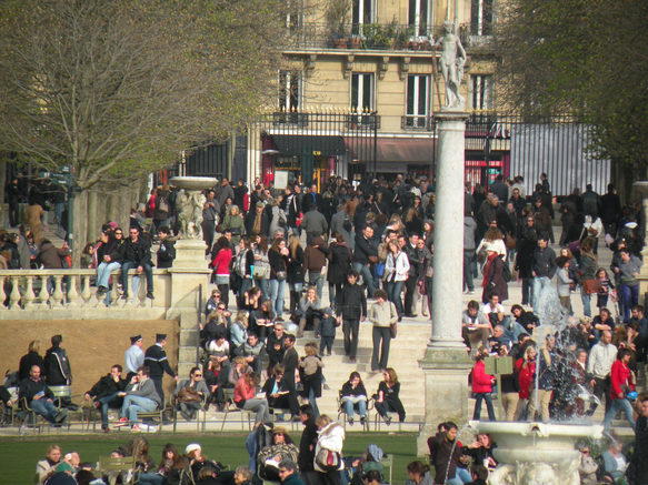  badauds au jardin du Luxembourg
